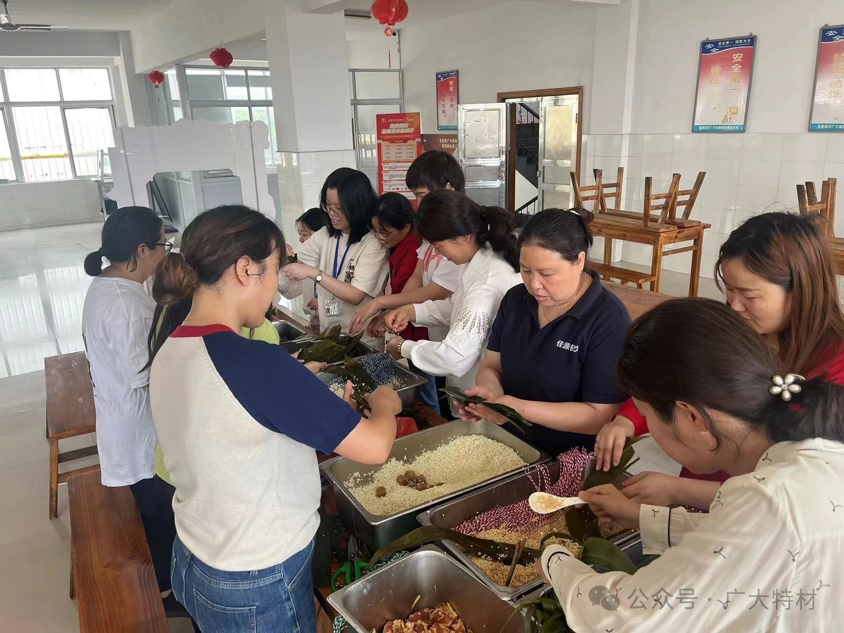 公司开展端午节主题包粽子活动